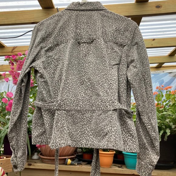 Liz Claiborne Cheeta Print Jacket and Pant Set, Petites Size 8 - Picture 3 of 6